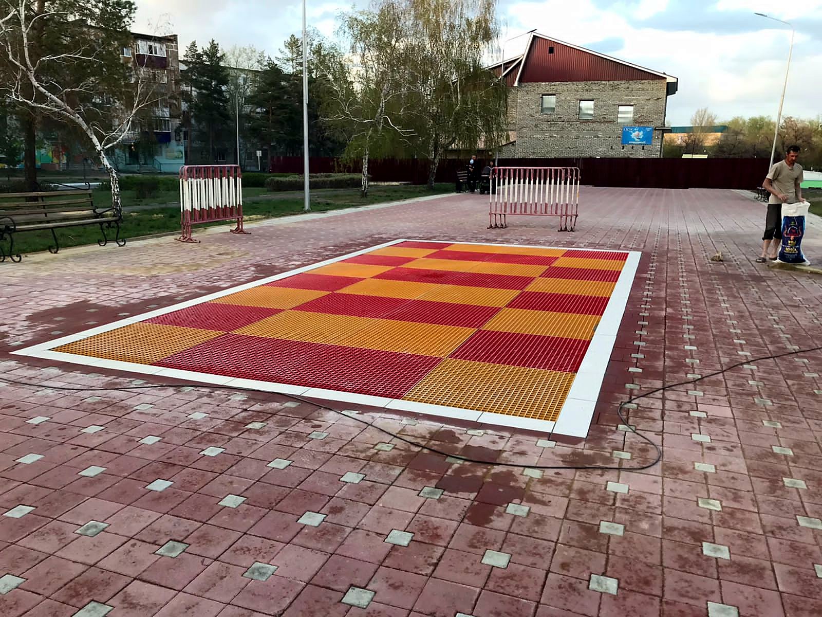 Площадка из композитного настила в городе