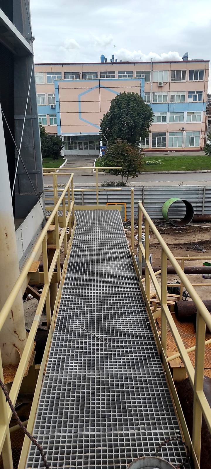 Переход из композитного настила на промышленной площадке